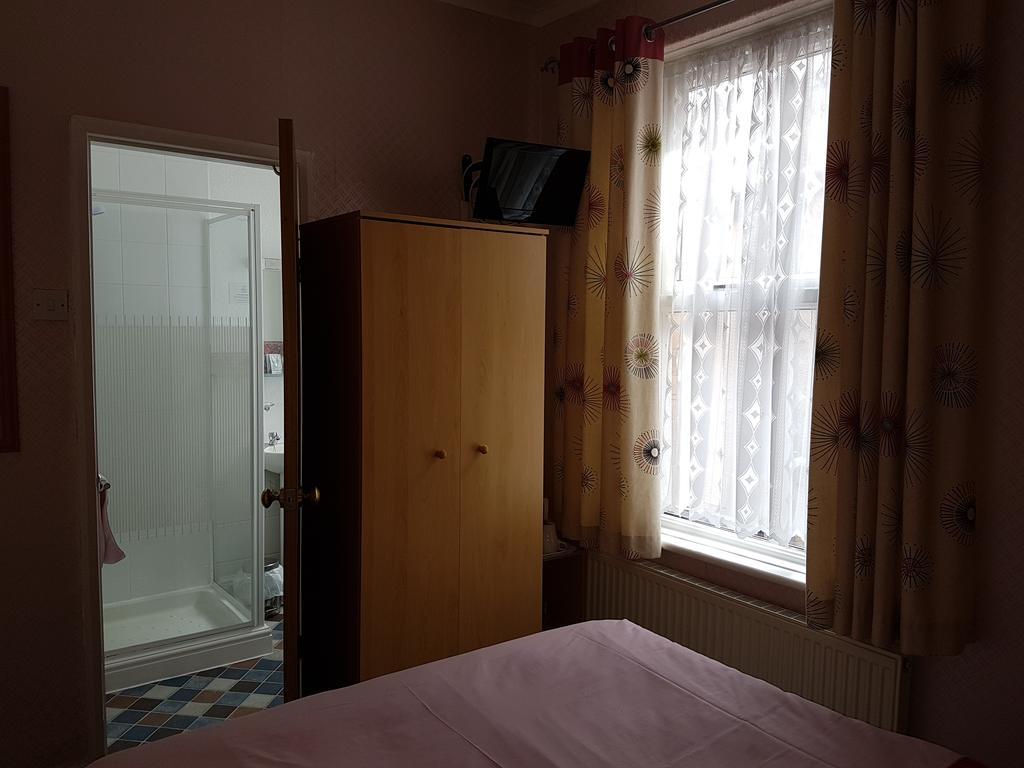 Kings Court Families & Couples Bed & Breakfast Блекпул Екстериор снимка